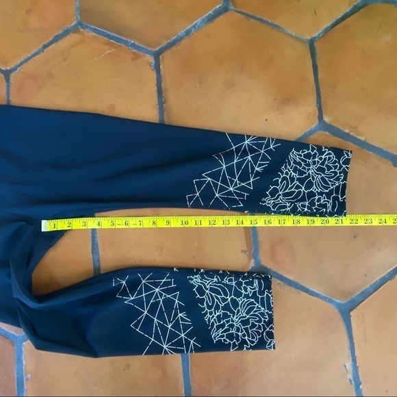 Athleta Graphic Floral Sonar Capri Yoga Leggings - Picture 12 of 12